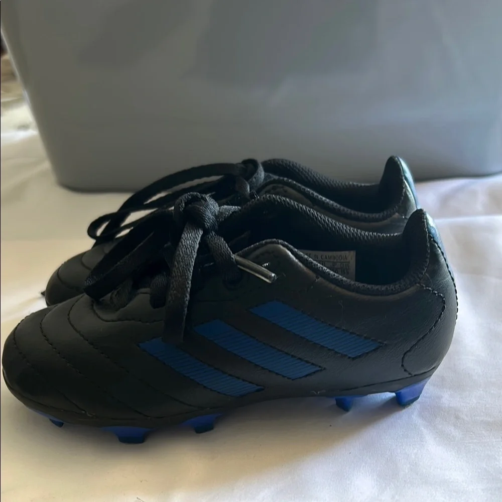 Black Low-Top Sneakers with Sturdy Soles